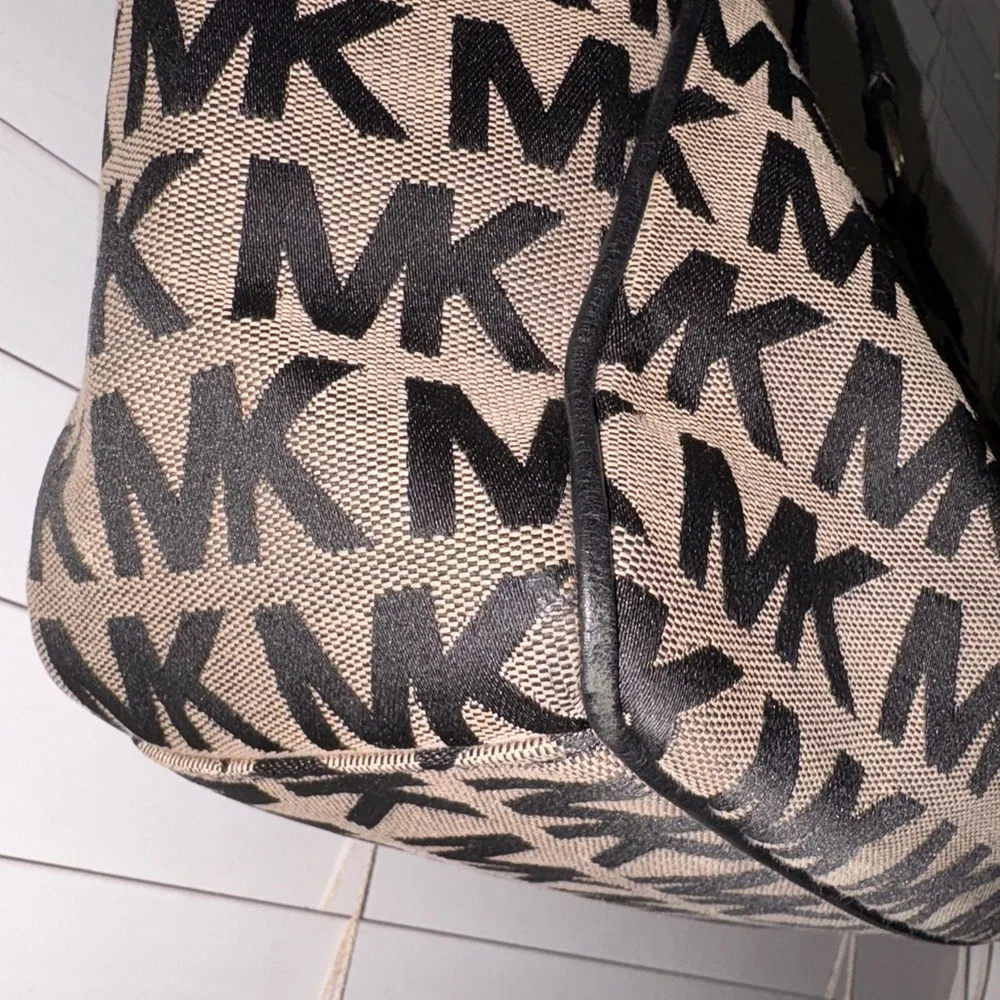 Micheal Kors Monogram Double Strap Handbag With Attached Gold Tone Lock Closure - Picture 8 of 13